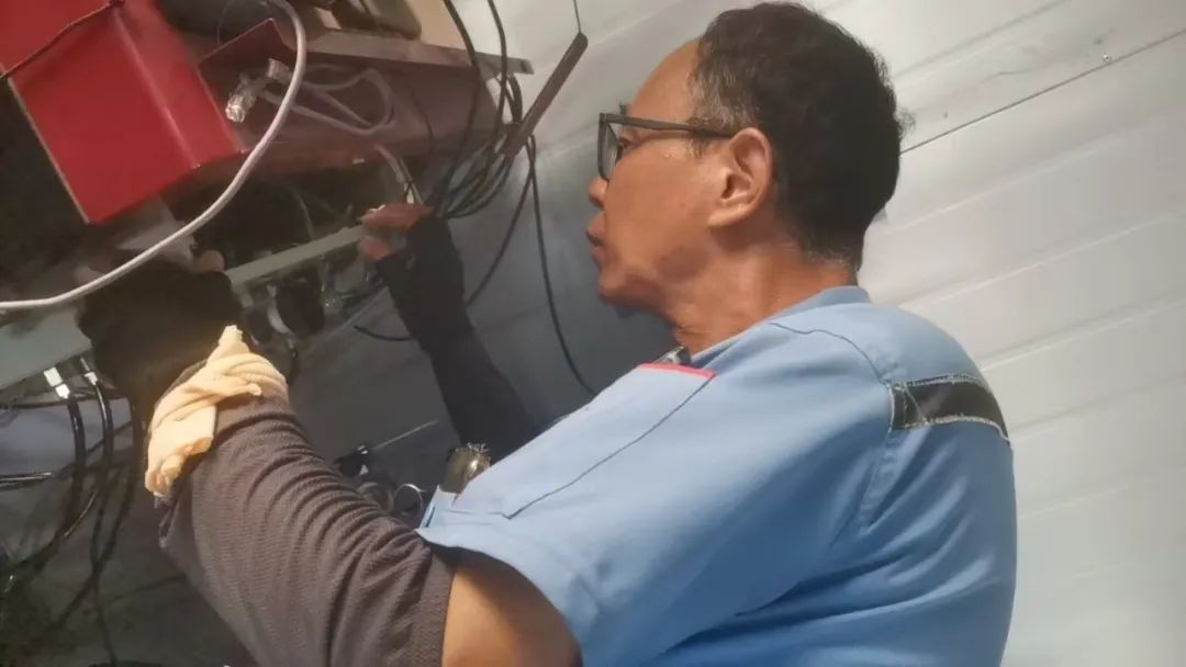 高溫下的堅守：張師傅三小時搶修保檢測